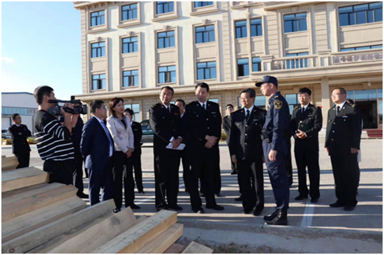 海关总署党组书记副署长倪岳峰参观考察中林伊利托物流有限公司