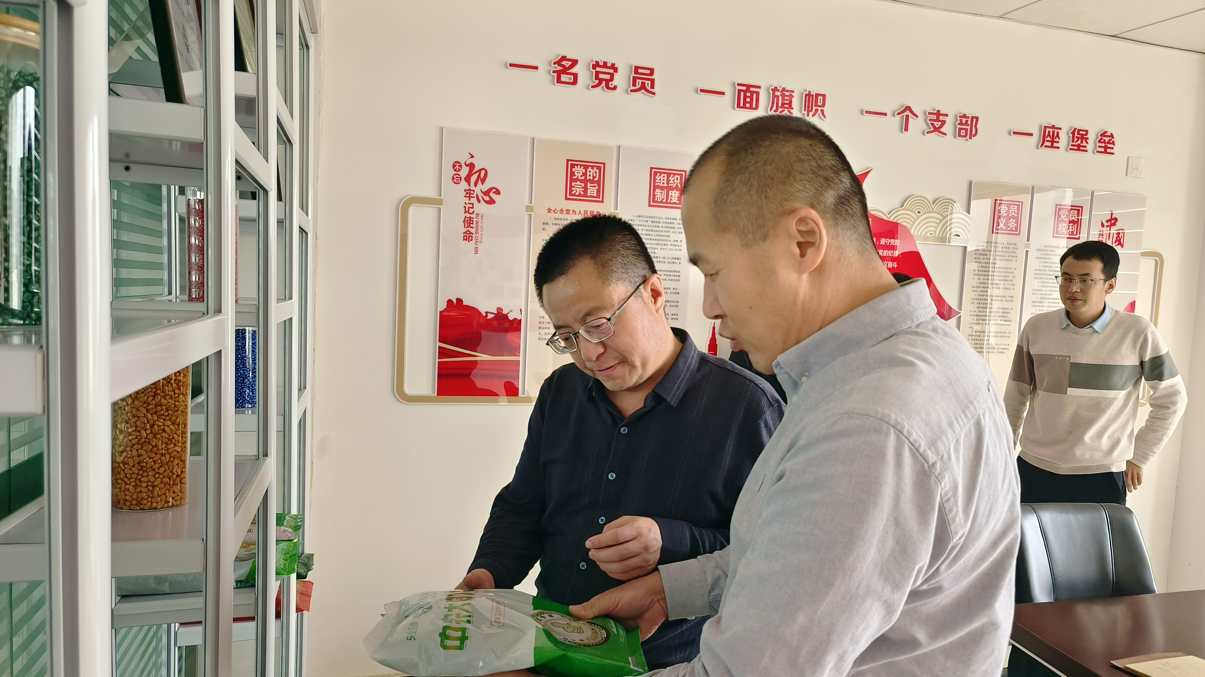 张掖市副市长张力莅临中林金象种业开展调研